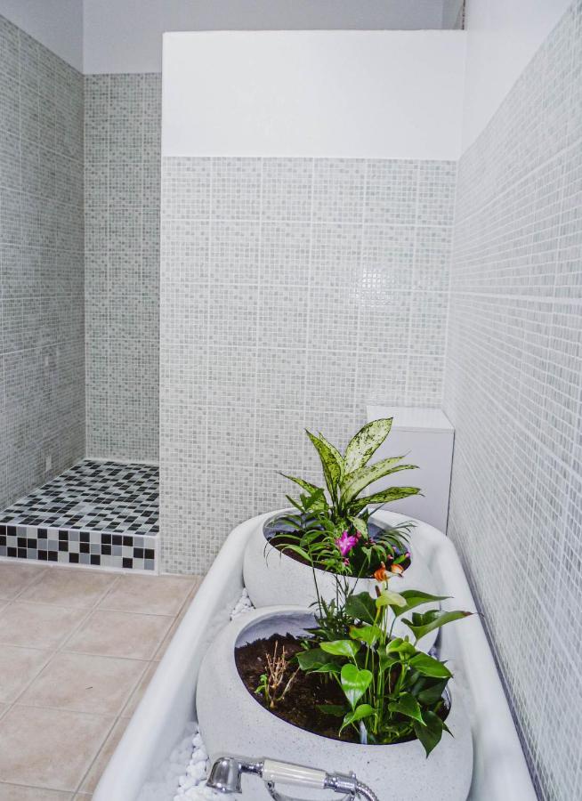 La Laujere Ivie - Gite & Piscine Privative Saint-Hilaire-du-Bois  エクステリア 写真